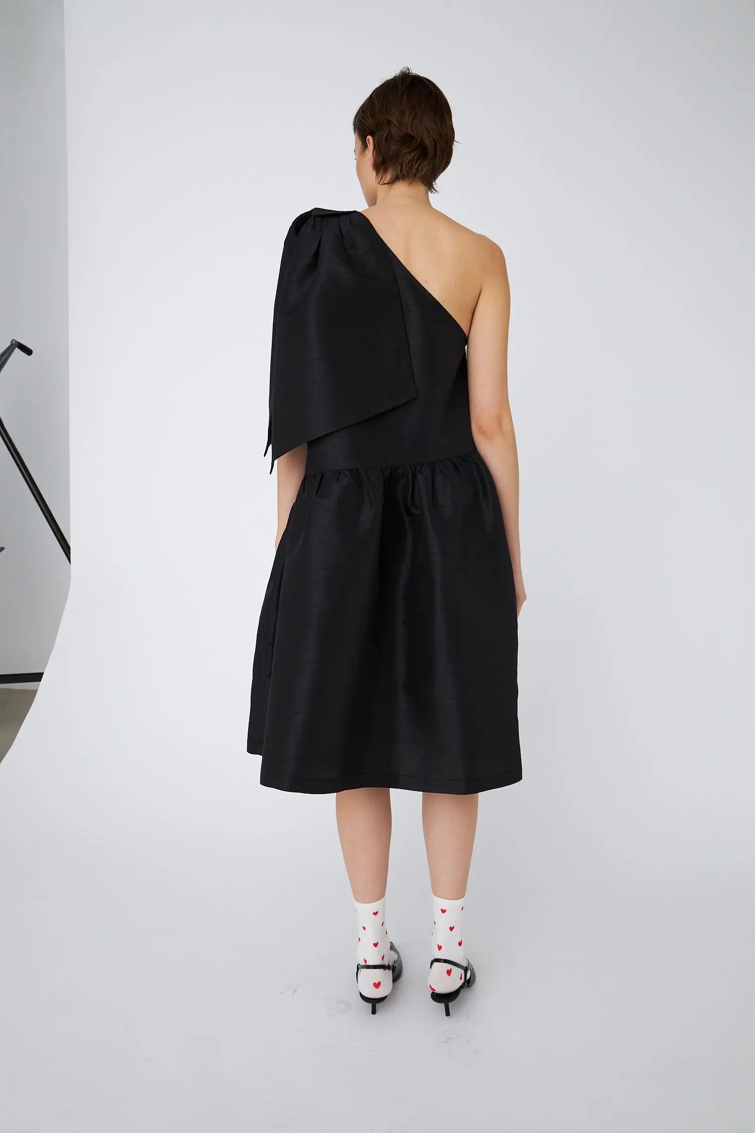 Crisp One-Shoulder Midi Dress with Bow - Black - Image 3