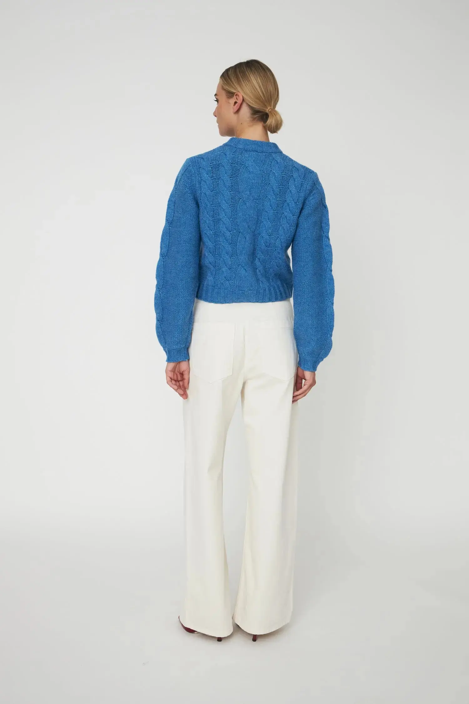 Cropped Cable Cardigan in Wool Mix - Blue Sea - Image 3